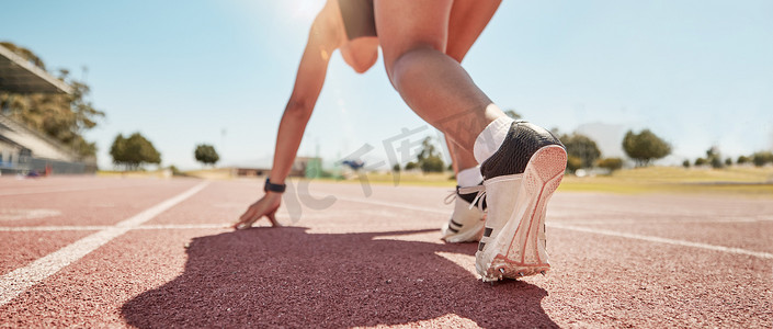 跑步者在体育场地上开始比赛、跑道和比赛、挑战或有氧健身。