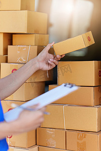 具有包裹和送货物流概念的亚洲快递。