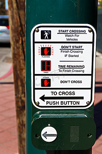 信号站摄影照片_在洛杉矶/美国，道路模糊背景的十字路口/交叉口的十字路口按钮。
