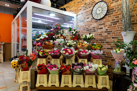 白俄罗斯明斯克 — 2021年12月20日：花卉沙龙的内部，配有鲜花和花束