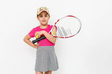女孩拿着网球拍和网球隔离在白色。
