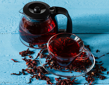 一杯卡卡德红茶和木t上有干花的水壶
