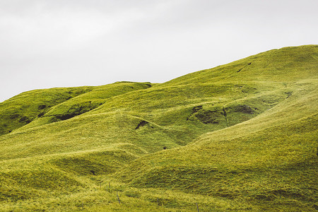冰岛各地的绿色景观，无尽的山丘，阴沉的天气