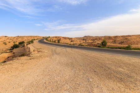 撒哈拉沙漠摄影照片_下午撒哈拉沙漠的道路。