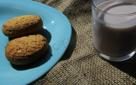 饼干酸奶摄影照片_盘子上的饼干和一杯酸奶