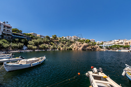 希腊圣尼古拉斯 - 2019年9月10日：Vulismeni湖，前景有船。