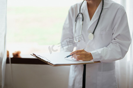 亚洲女医生持有患者信息文件，在检查前分析疾病问题