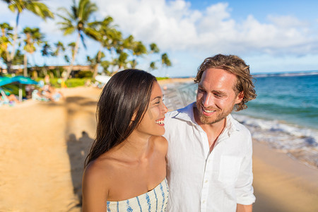 海滩情侣摄影照片_夏威夷旅行海滩情侣在蜜月假期中一起欢笑。