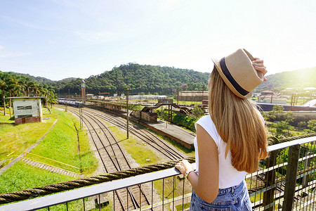 旅行者女孩看着巴西圣保罗帕拉纳皮卡巴钟楼的旧火车站