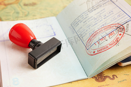 签证和护照文件到该国机场的移民局。