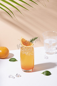 冷清摄影照片_冷清清爽的橙汁鸡尾酒，配上橙片