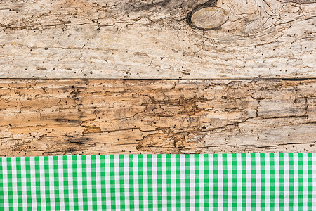 复古木桌面背景纹理，配有质朴的绿色桌布