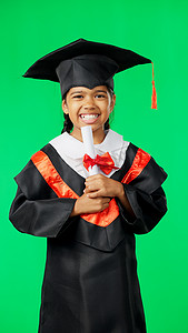 毕业、教育和兴奋的孩子在绿屏上参加毕业生、学院典礼和颁奖。
