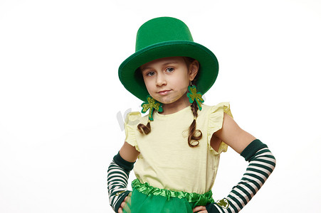 可爱的小女孩打扮成妖精参加爱尔兰活动 — 圣帕特里克节派对，隔离在白色背景中