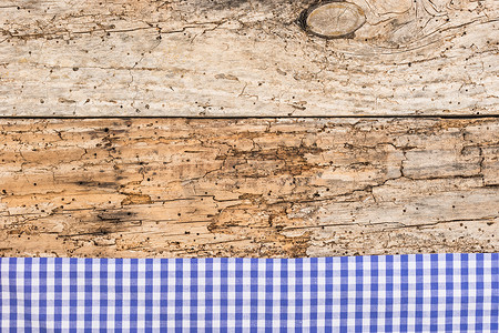 复古木桌面背景纹理，配有质朴的蓝色桌布