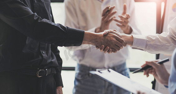 企业并购团队合作的企业握手、成功谈判、握手、两位商人与合作伙伴握手庆祝合作伙伴关系和商业交易理念