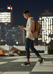 行走男摄影照片_夜晚，男人和电话，在一个拥有社交媒体、网络和搜索互联网的城市中行走。