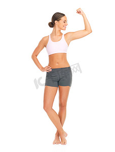 运动、健身和有手臂肌肉的女性在工作室中隔离在白色背景模型上。