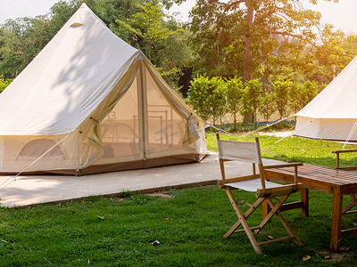 露营地摄影照片_户外远足森林中的露营野餐帐篷露营地。