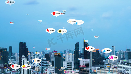 互惠摄影照片_社交媒体图标飞越市中心，向人们展示互惠关系
