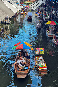 泰国曼谷丹嫩沙多水上市场的人们
