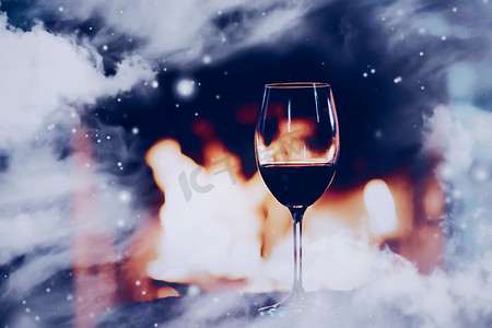 冬季气氛和圣诞假期，壁炉前的一杯酒，窗玻璃上覆盖着雪花效果，假期背景