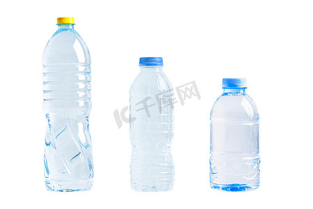 空皱巴巴的塑料水瓶在白色背景、再利用、回收、污染、环境、生态、废物概念中隔离使用。