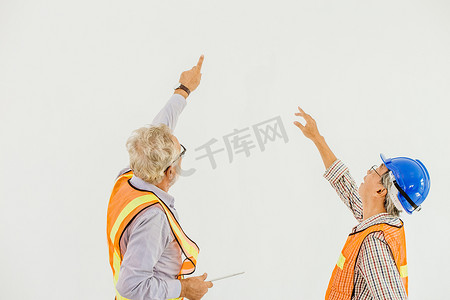专业建筑商共同检查天花板以改善翻新建筑