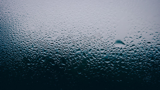 雨后玻璃摄影照片_雨后玻璃窗上的水滴，背景明亮。