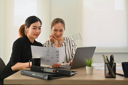 亚洲女性执行经理向现代办公室同事提供财务运营咨询