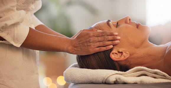 女性在沙龙美容水疗中心放松和双手进行头皮按摩，以实现护肤健康、缓解压力和禅宗身体护理。