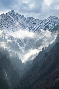 哈萨克斯坦阿拉木图地区的雪山，天空多云。