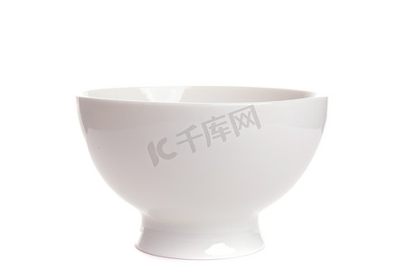 白色背景上的白色陶瓷沙拉碗