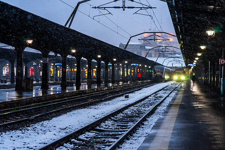 北方寒冷摄影照片_2021 年罗马尼亚布加勒斯特寒冷多雪的北方火车站 (Gara de Nord)