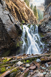 阿拉木图山熊峡谷的 Ayusai 瀑布 2，哈萨克斯坦风景如画的自然，垂直