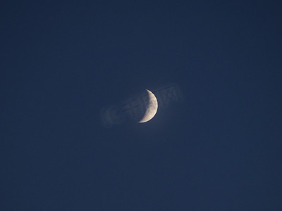 用望远镜看到的上弦月