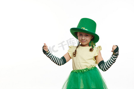 圣帕特里克节穿着妖精嘉年华服装的爱尔兰小女孩，竖起大拇指看着相机，白色背景