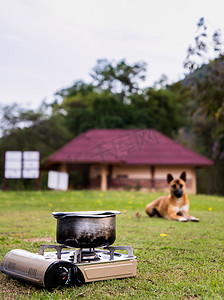 便携式摄影照片_露营并在野餐炉或便携式煤气炉上用锅煮饭。