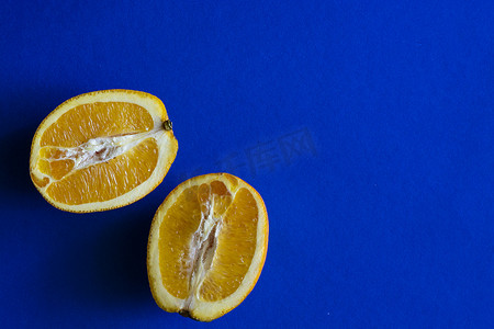 蓝色背景上的 2 块橙色切块，简约照片