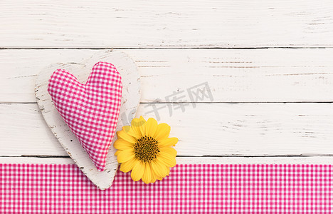浪漫的情人节背景，白色背景上有粉红色的心和黄色的花朵