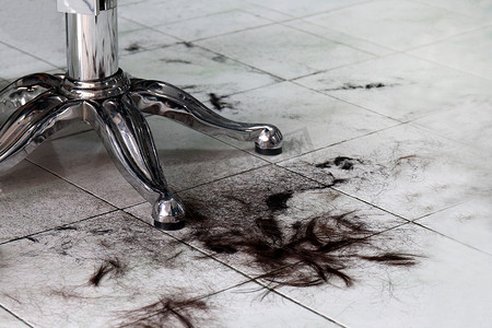 理发店地板上的头发，理发师，剪发，头发碎片，一堆头发脏废物，在美发沙龙地板上剪头发