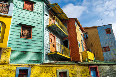 卡卡卡卡卡卡摄影照片_拉博卡卡米尼托街色彩缤纷的房屋