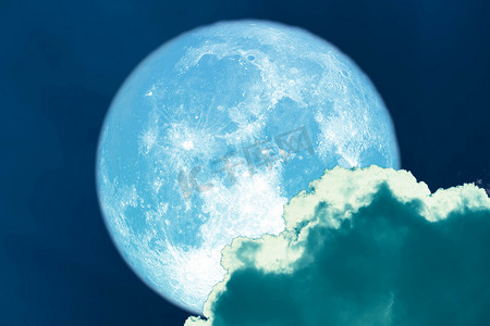 超级收获蓝月亮回到夜空中的剪影云