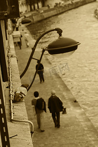 路人摄影照片_鸽子在巴黎塞纳河边观察路人
