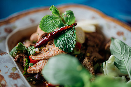 辣猪肝沙拉 (Tub Wan) 是泰国 Esan 食物