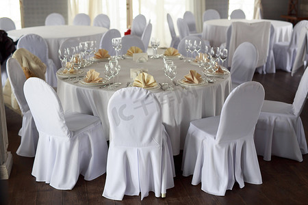 宴会厅椅子，白色桌布，餐桌，餐桌布置，空酒杯，无人宴会厅，木地板