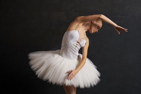 白色芭蕾舞短裙的芭蕾舞演员舞蹈表演剪影黑暗背景
