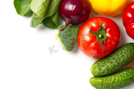 五颜六色的新鲜农产品生蔬菜、黄瓜紫甘蓝菠菜西红柿辣椒粉洋葱西兰花草本食品背景边框，大量复制空间。