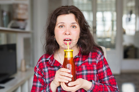 喝果汁的女孩摄影照片_健康的生活方式、维生素饮料和饮食理念 — 快乐女性在家喝果汁的特写