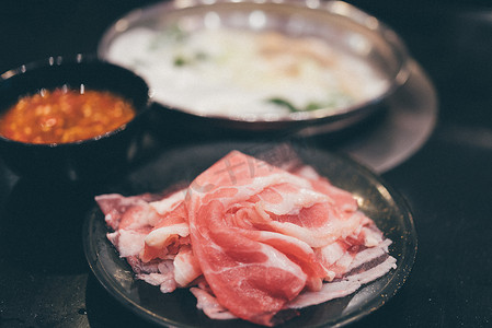 寿喜锅摄影照片_在火锅中烹饪食物以制作寿喜烧或涮锅